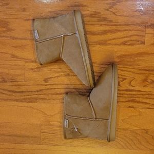 Minnetonka mini shearling boots size 8M